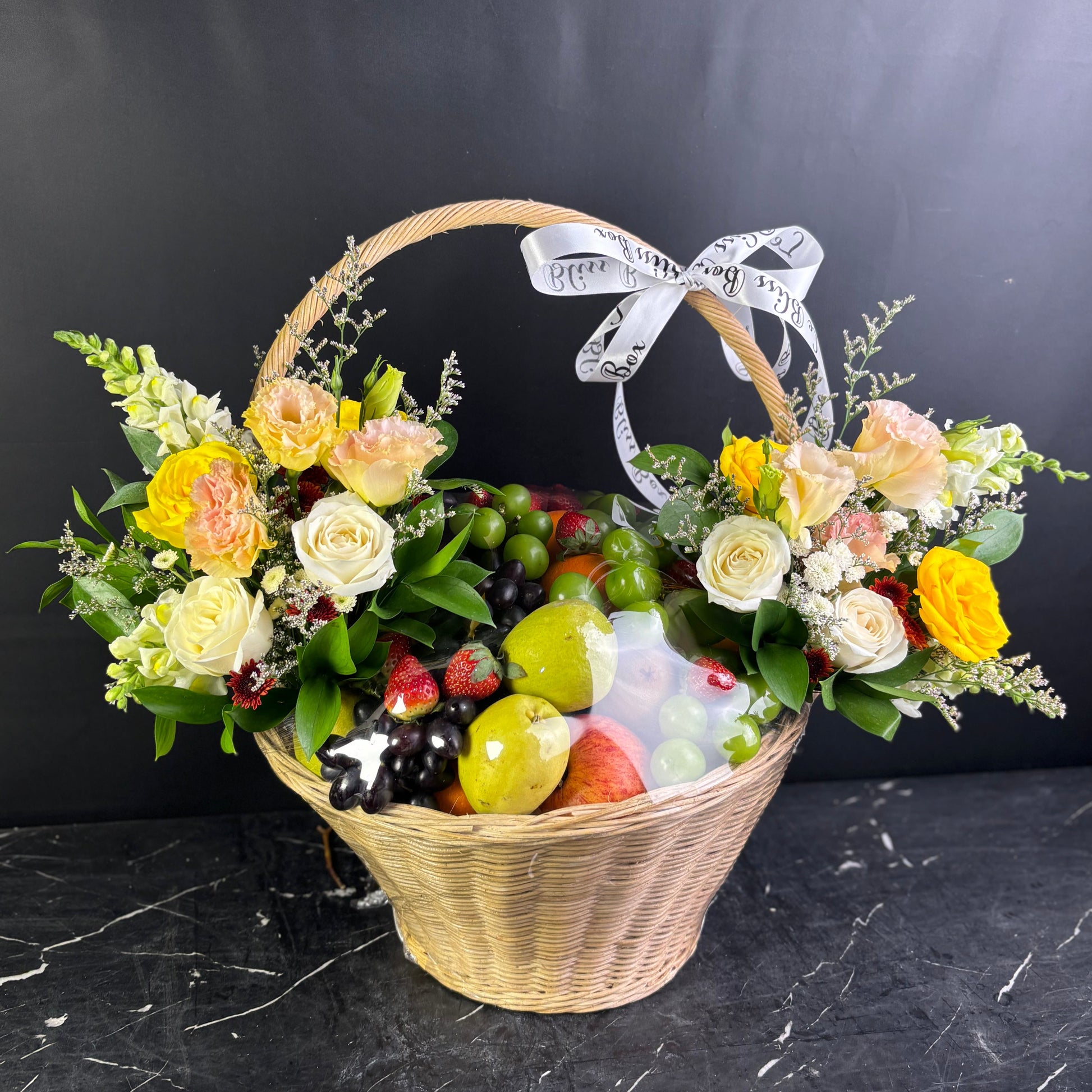 Royal harvest fruity parcel, parcel buah surabaya, parcel buah jakarta, parcel buah indonesia, fruit hamper delivery by le bliss box. parcel buah bunga gresik, tangerang, sidoarjo