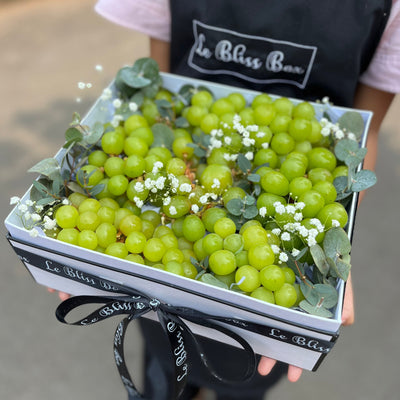 Shine Muscat Fruit Box, parcel buah impor berkualitas dengan layanan cepat. parcel buah surabaya by Le Bliss Box