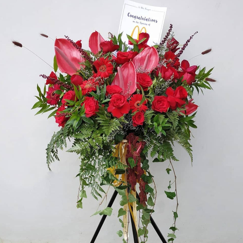 Standing flower warna maroon elegan dari Le Bliss Bouquet untuk pengiriman Jakarta.