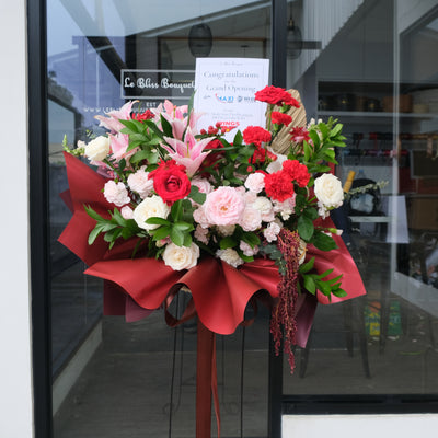 Standing flower warna merah dengan mawar, gerbera, dan bunga eksotis lainnya, rangkaian bunga duka cita dan grand opening elegan dari Le Bliss Bouquet – pengiriman ke surabaya, Jakarta, Bintaro, Tangerang, dan Cirebon.