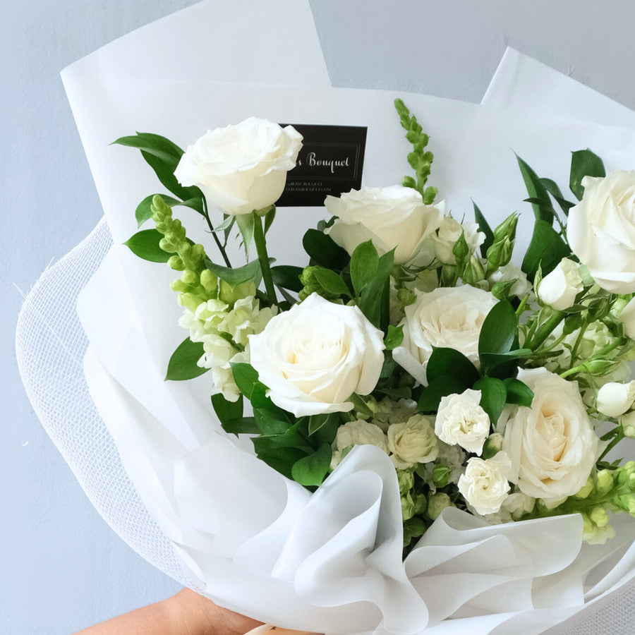 Natural White Medium Bouquet