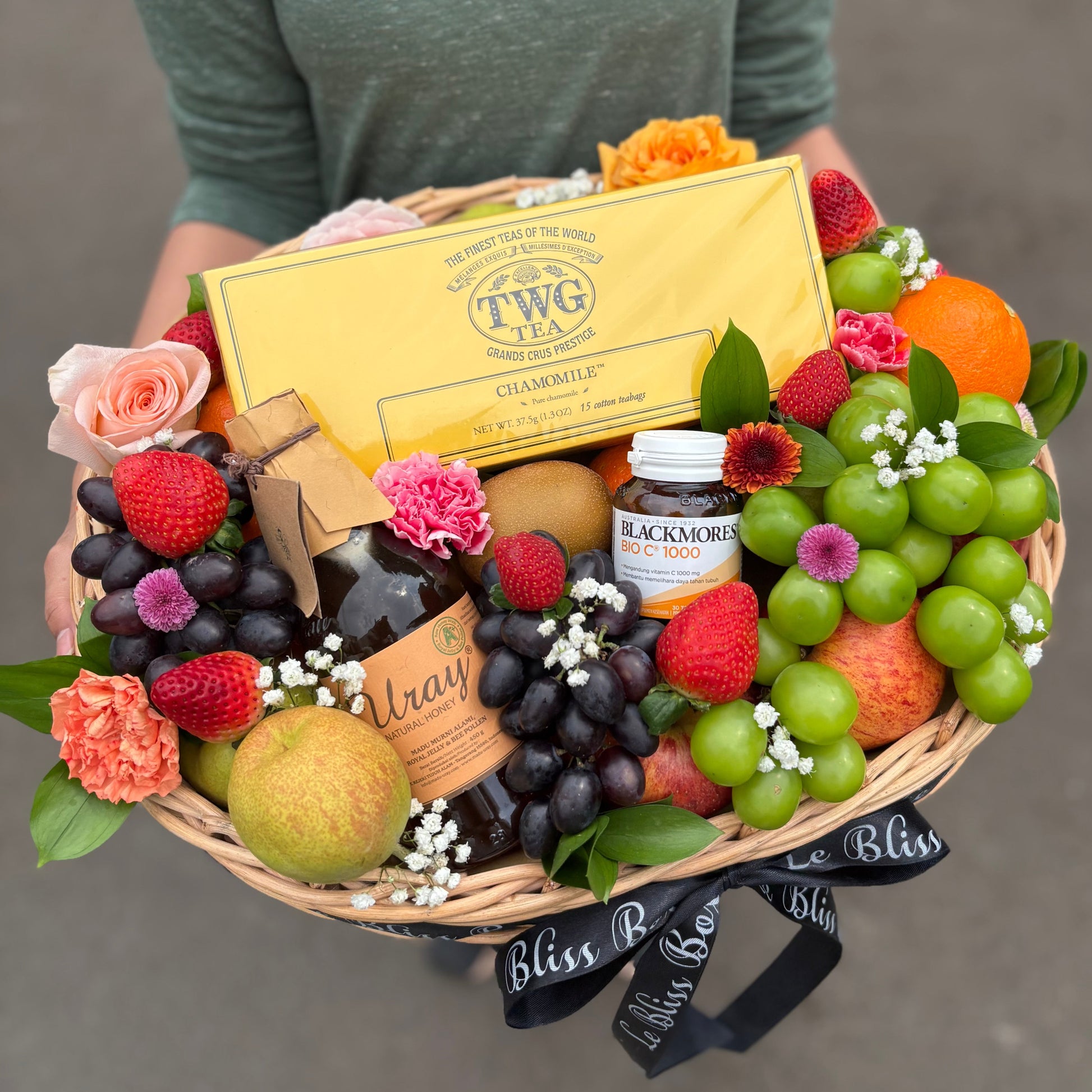 fruit basket with twg team, honey, vitamin c black mores fresh fruits by le bliss box. parcel buah surabaya, parcel buah tangerang, parcel buah jakarta, fruit hamper jakarta. hamper twg tea
