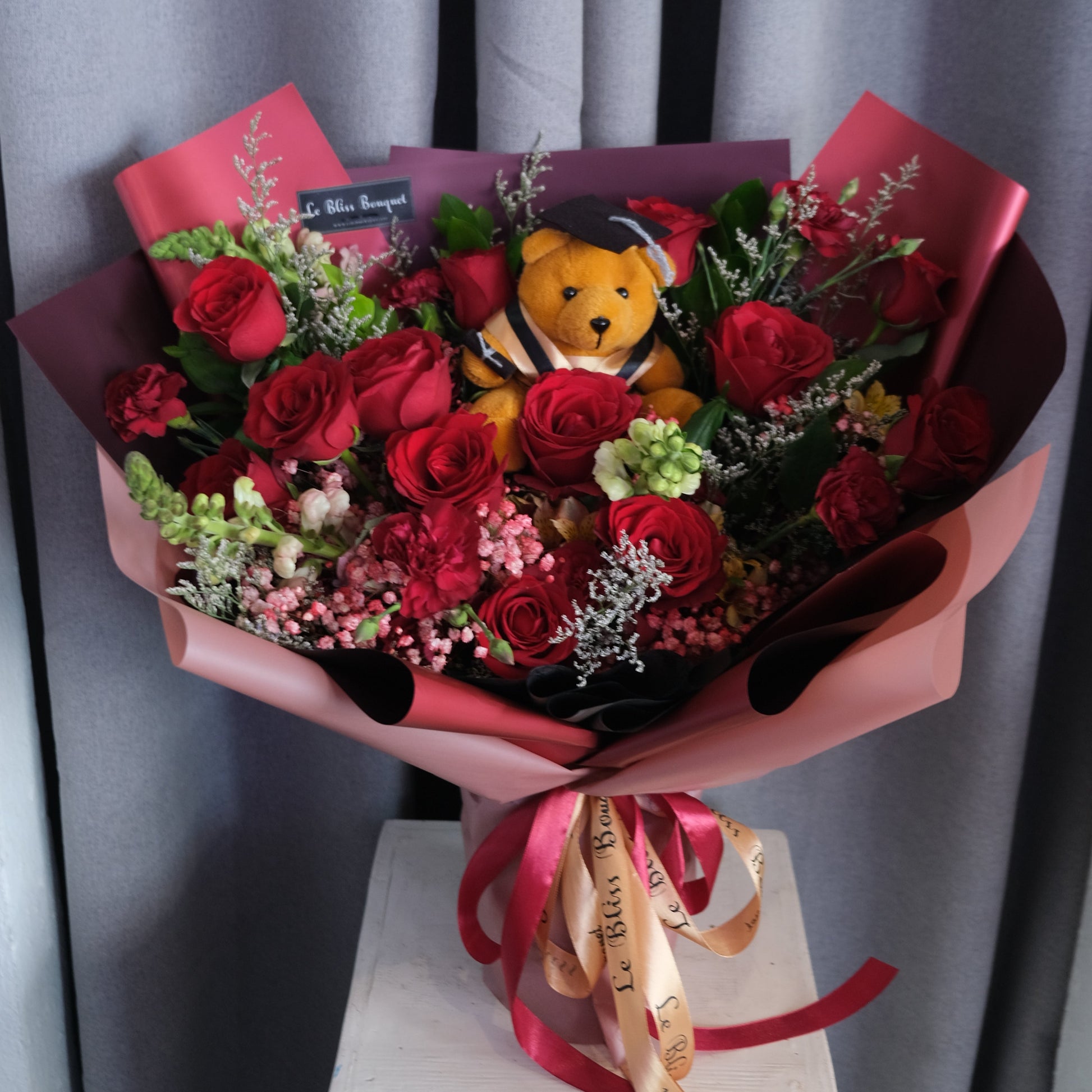 graduation bouquet, buket bunga wisuda tema merah dengan teddy by le bliss bouquet. florist jakarta, florist tangerang, surabaya, gresik, sidoarjo