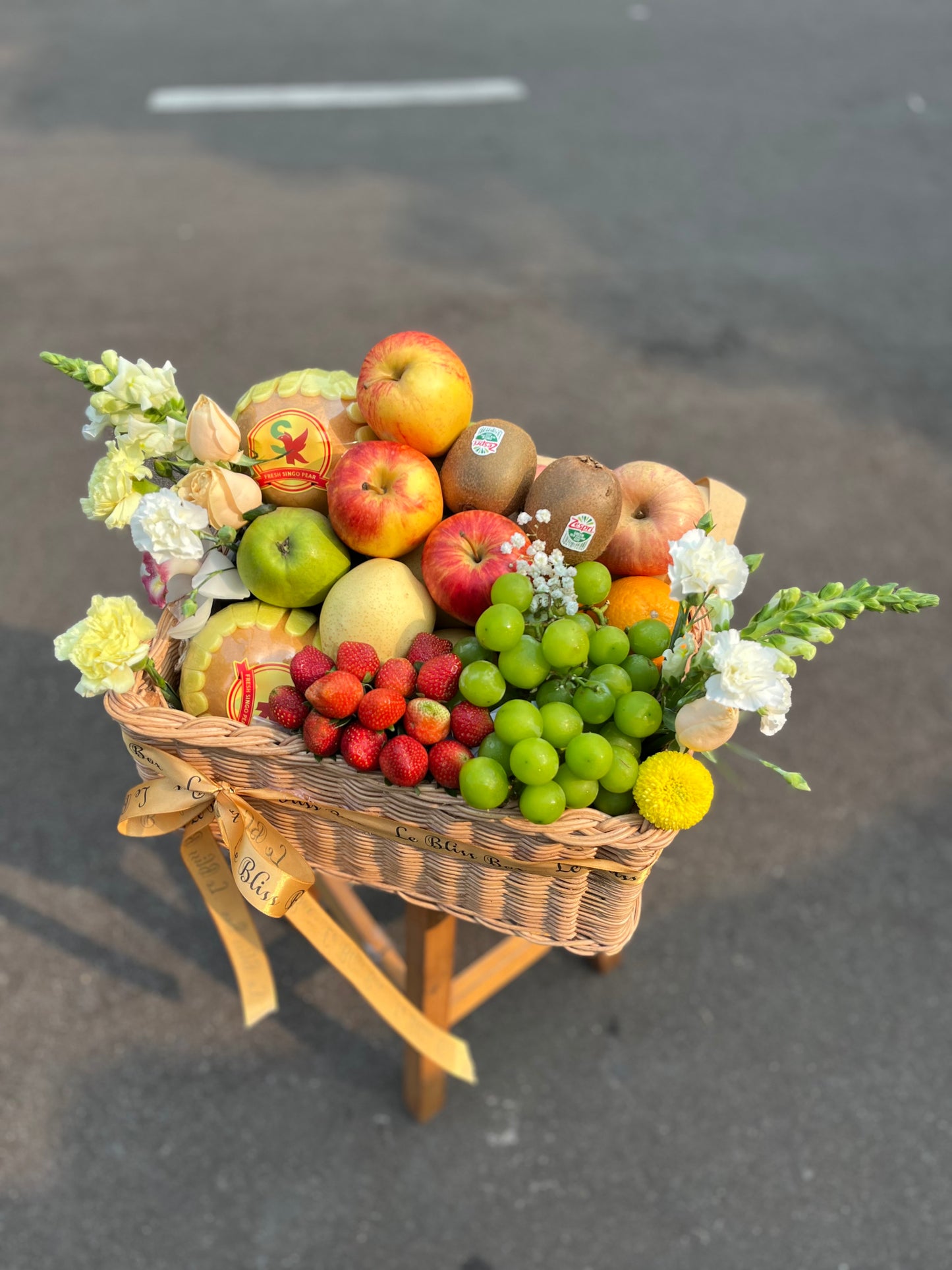 Elegan hamper buah dari Le Bliss Bouquet, Jakarta & Bintaro, menampilkan perpaduan buah-buahan segar berkualitas premium dan sentuhan bunga segar yang indah, sempurna untuk hadiah spesial dan acara istimewa.