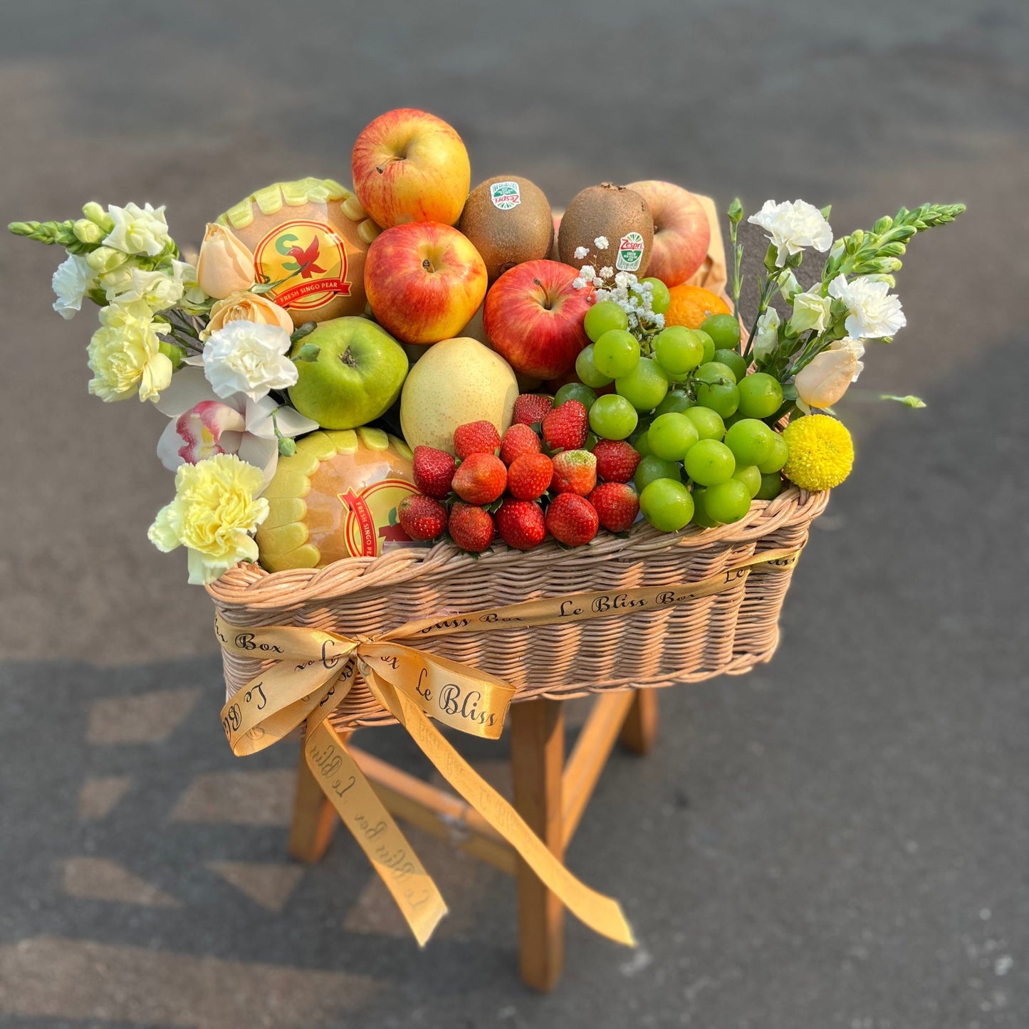 Elegan hamper buah dari Le Bliss Bouquet, Jakarta & Bintaro, menampilkan perpaduan buah-buahan segar berkualitas premium dan sentuhan bunga segar yang indah, sempurna untuk hadiah spesial dan acara istimewa.