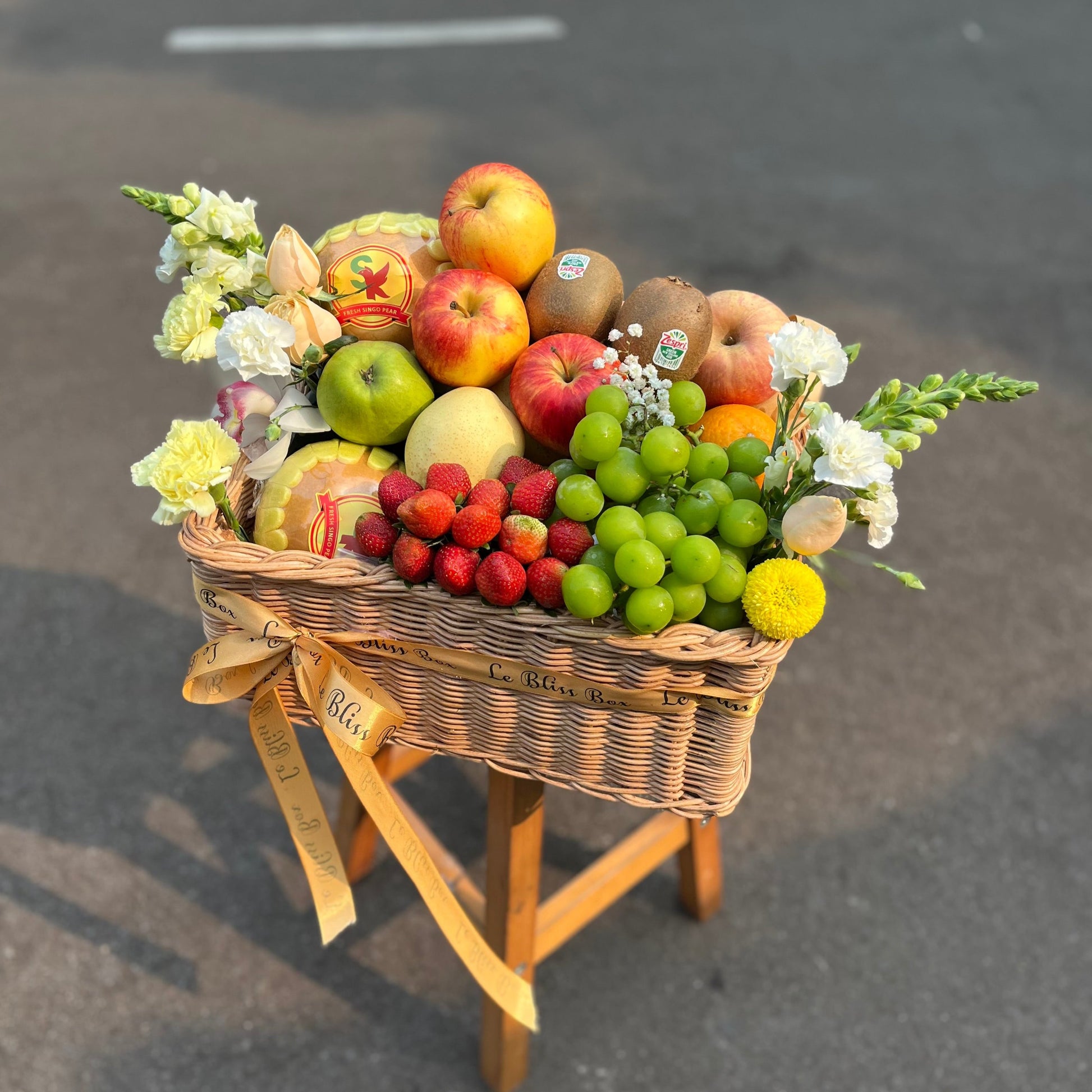 Elegan hamper buah dari Le Bliss Bouquet, Jakarta & Bintaro, menampilkan perpaduan buah-buahan segar berkualitas premium dan sentuhan bunga segar yang indah, sempurna untuk hadiah spesial dan acara istimewa.