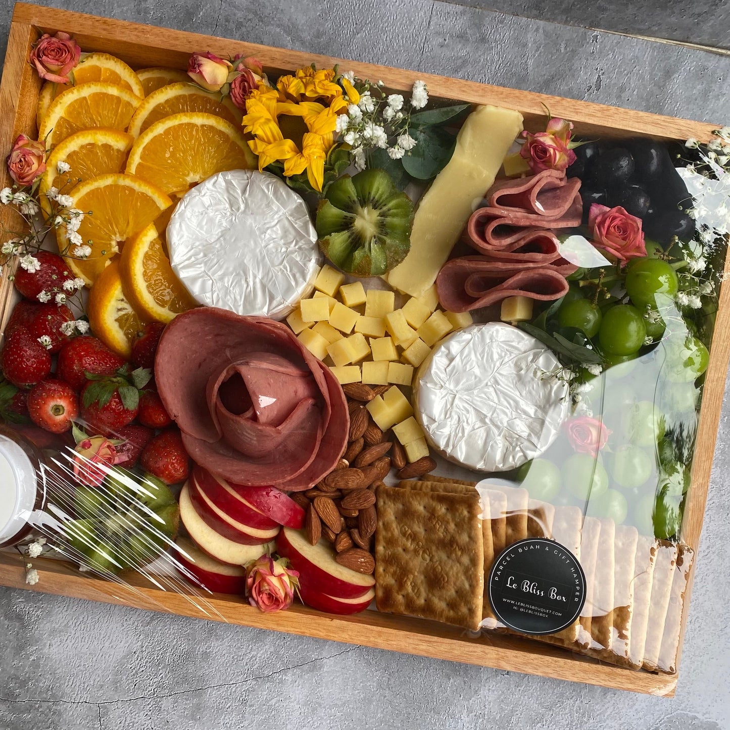 Charcuterie board and fruit cheese platter by Le Bliss, featuring fresh fruits,premium cheeses, and gourmet treats. Available for same-day delivery in Jakarta, Bintaro, and Jabodetabek.