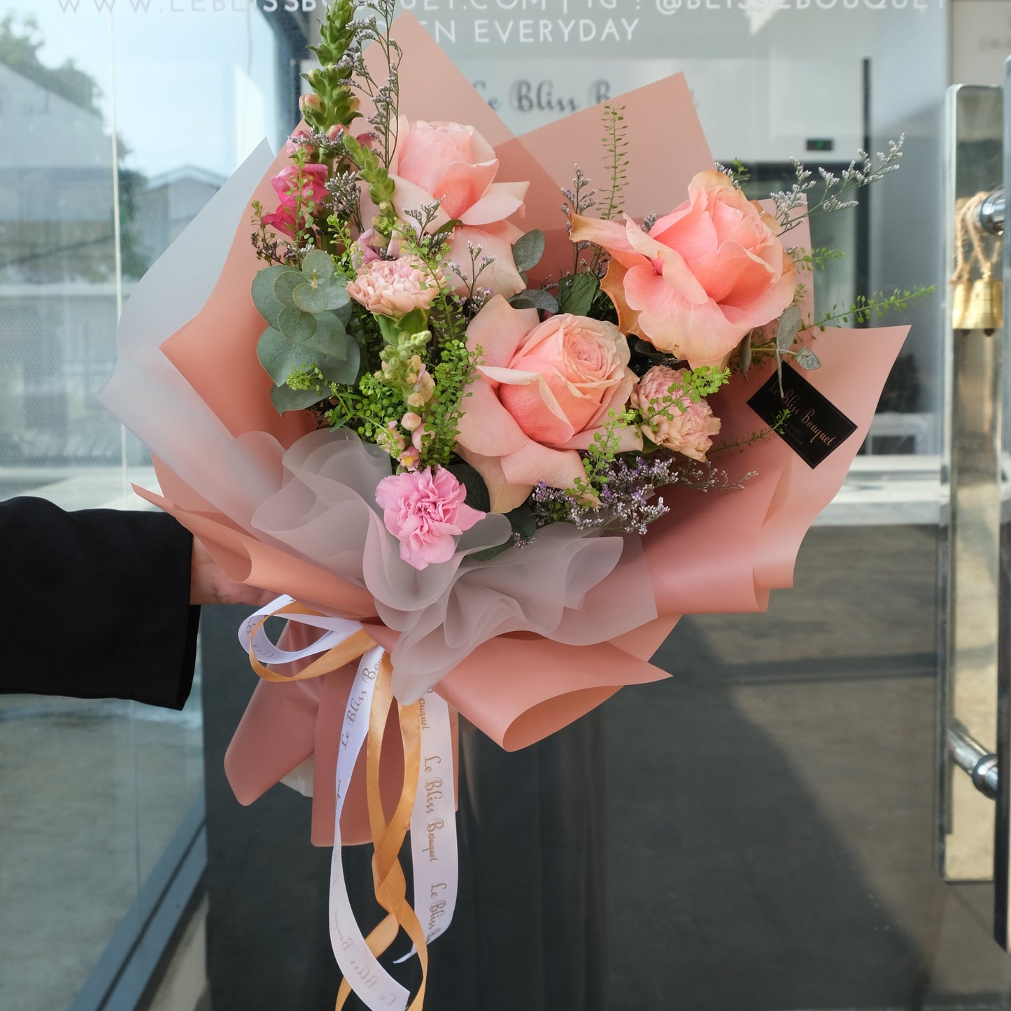 kahala rose bouquet from ecuador. arranged by le bliss bouquet, florist jakarta, florist tangerang, florist surabaya, florist cirebon