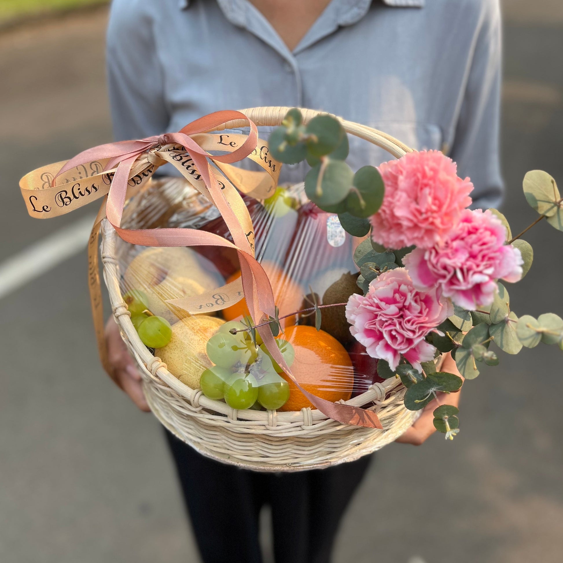 parcel buah kekinian Jakarta Bintaro Tangerang berisi buah segar dan bunga, cocok untuk berbagai acara, parcel buah surabaya, fruit parcel surabaya