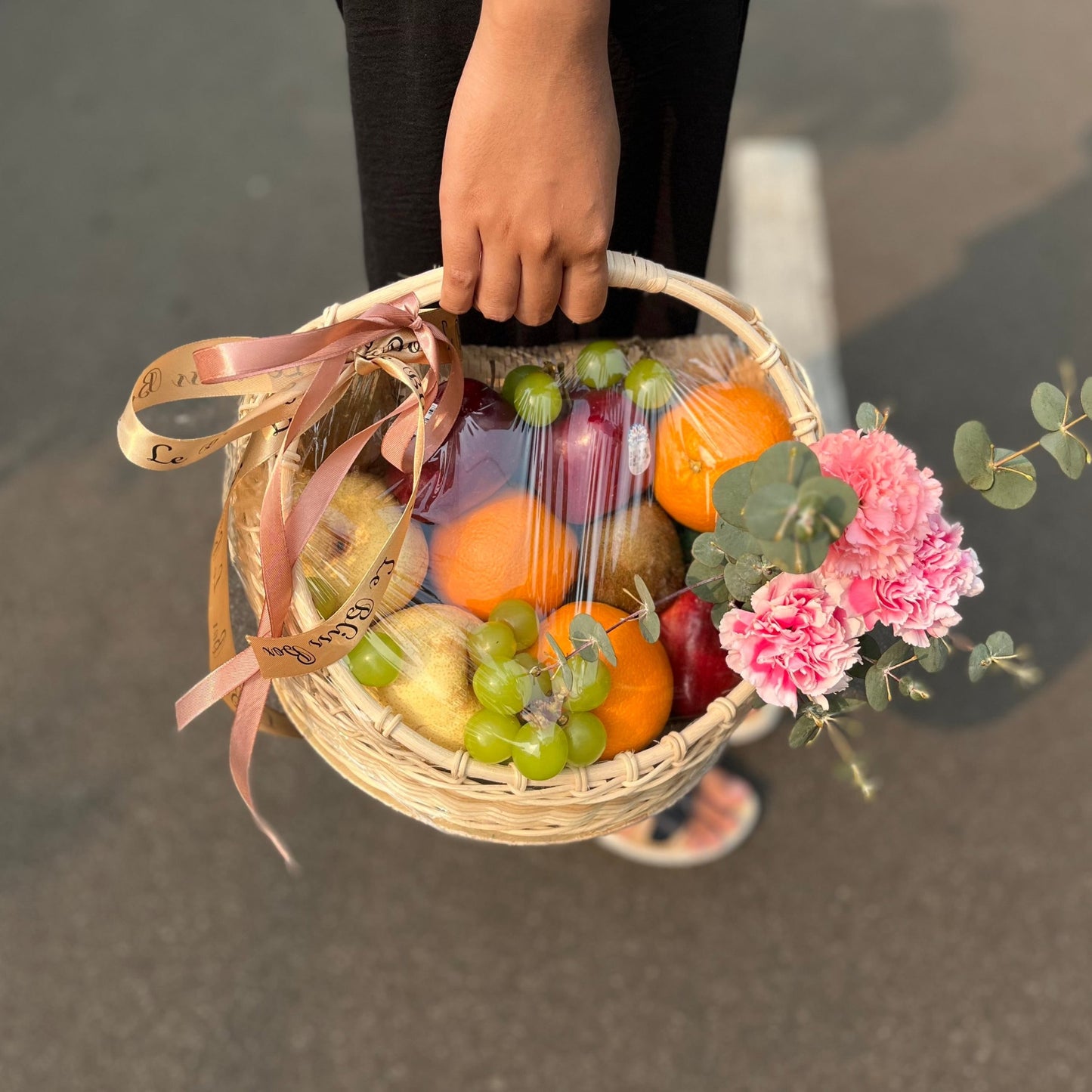 parcel buah kekinian berisi buah segar dan bunga, cocok untuk berbagai acara, parcel buah surabaya, hamper buah surabaya, fruit hamper surabaya