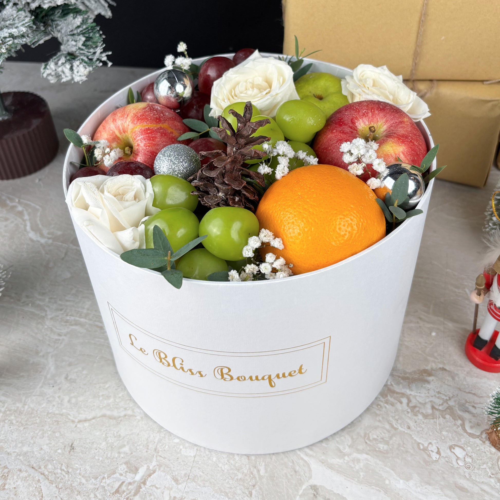 parcel natal surabaya, parcel natal jakarta. Winter Sonata Round Fruit Box dari Le Bliss Box. Christmas fruit hamper elegan dengan buah premium. Pengiriman Surabaya, Jakarta & Cirebon. Luxury, festive, and fresh.
