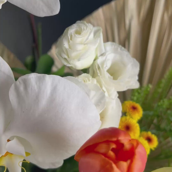 Le Bliss Bouquet’s No Rose Grand Vase Arrangement — elegant premium flowers in a vase. Best flower arrangement in Jakarta, Surabaya & Cirebon.