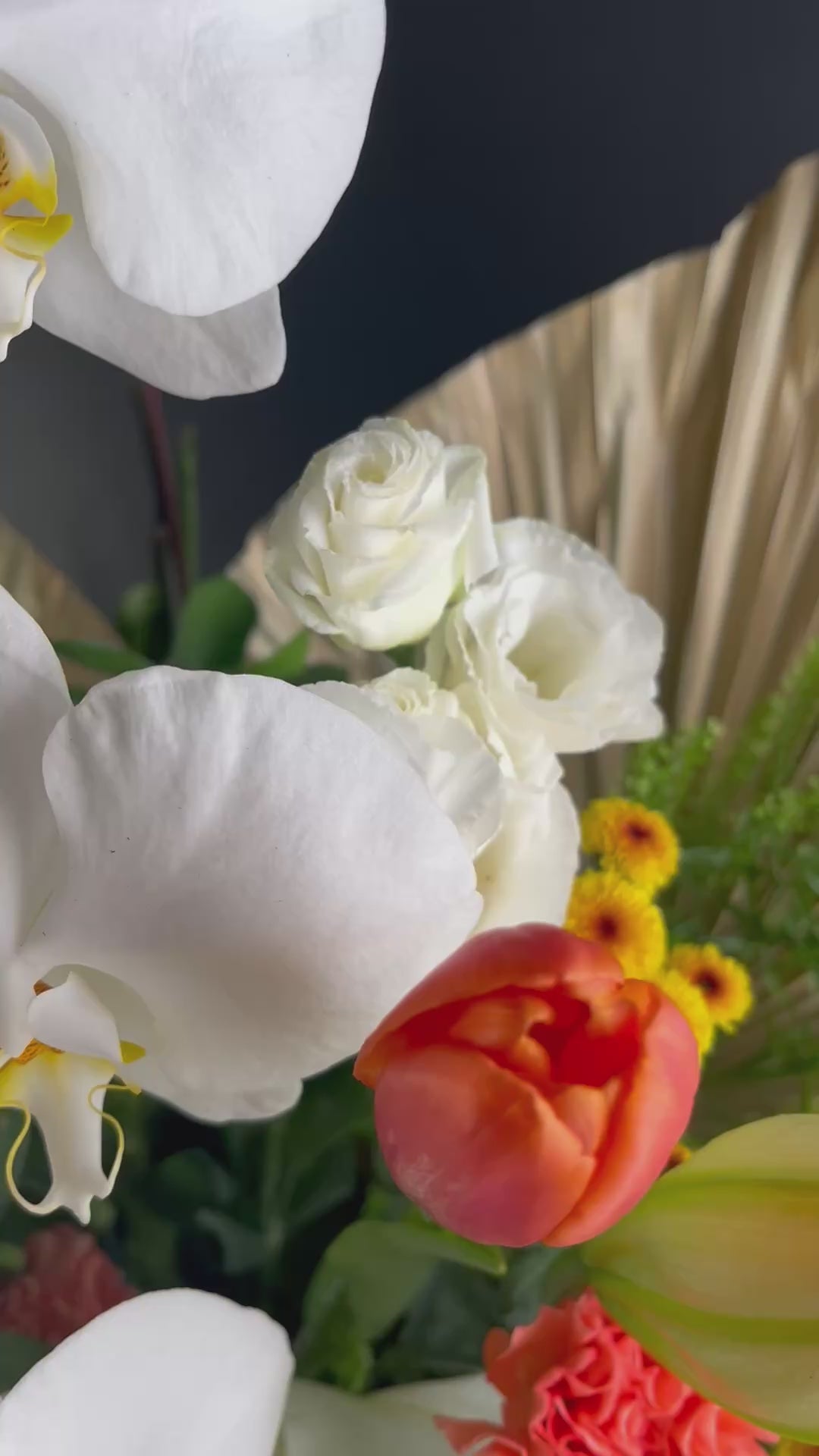 Le Bliss Bouquet’s No Rose Grand Vase Arrangement — elegant premium flowers in a vase. Best flower arrangement in Jakarta, Surabaya & Cirebon.