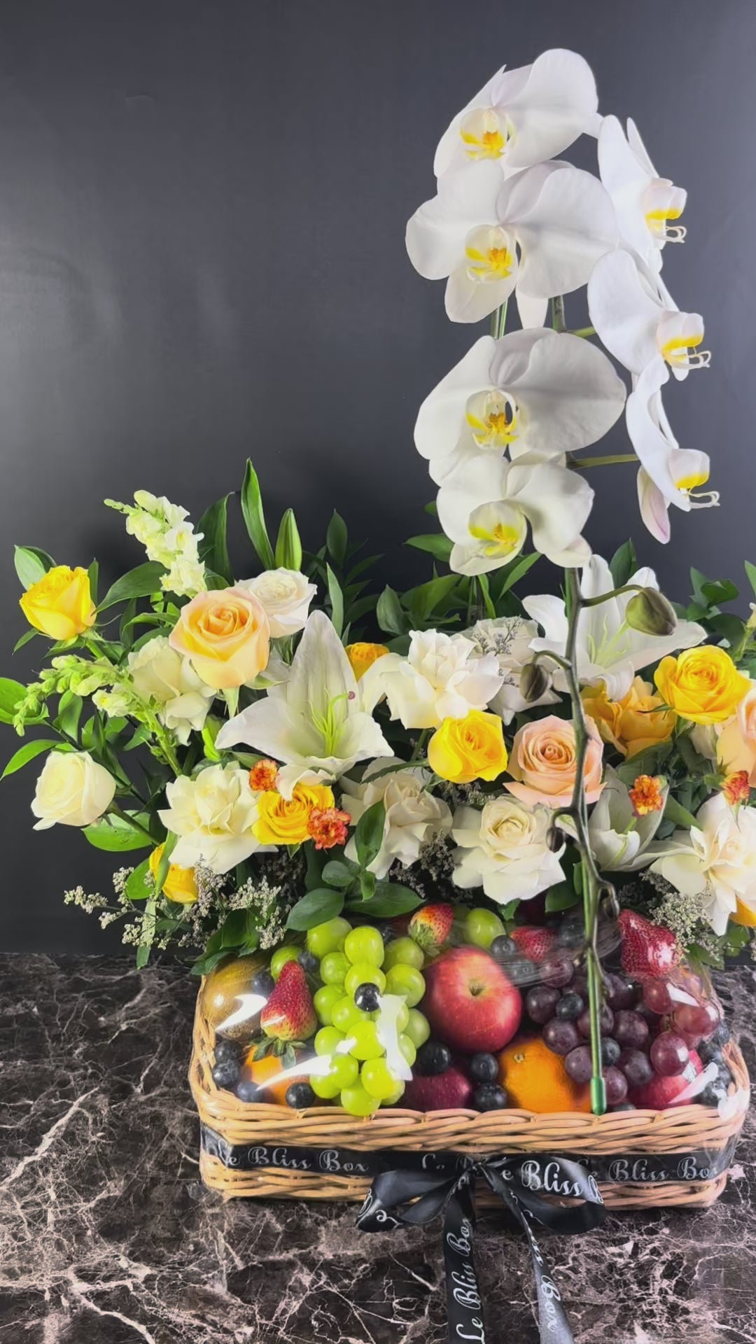 Parcel Buah Bunga Jakarta, Tangerang, Bogor, Depok, Bekasi, Surabaya, Gresik, Cirebon. Premium Fruit Hamper with fresh flowers and orchid by Le bliss box