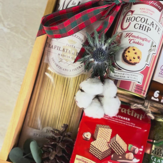 Gift basket with Nutella, pasta, and other items on a light background. Gift basket with Nutella, cookies, pasta, and other items on a decorative surface. Gourmet Hamper Jakarta, Gourmet Hamper Surabaya, Christmas Hamper Jakarta, hamper natal jakarta, surabaya