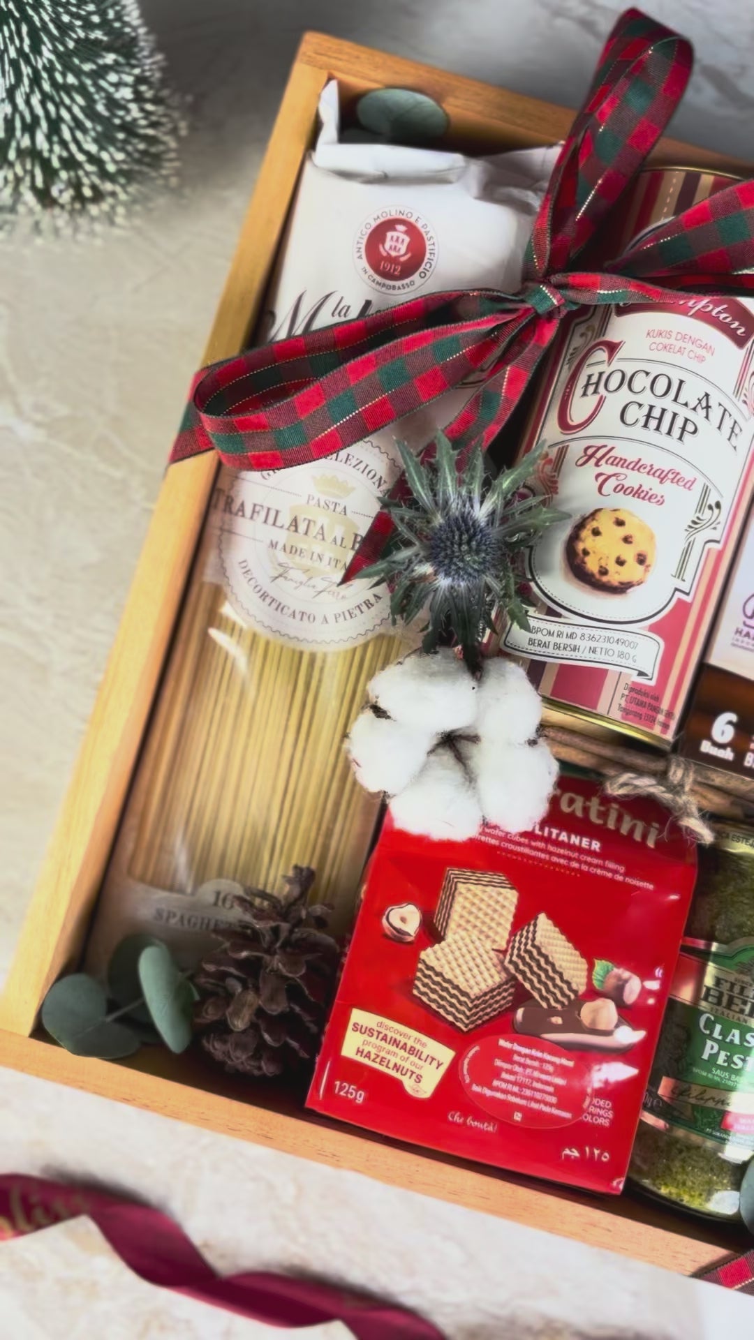 Gift basket with Nutella, pasta, and other items on a light background. Gift basket with Nutella, cookies, pasta, and other items on a decorative surface. Gourmet Hamper Jakarta, Gourmet Hamper Surabaya, Christmas Hamper Jakarta, hamper natal jakarta, surabaya