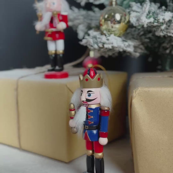 Bouquet of red roses in a white box with a bottle of champagne and Godiva chocolate bars in the background. Discover the best Christmas hamper in Jakarta & Surabaya. The Bottega Godiva Bloombox by Le Bliss Box blends luxury wine, chocolates & fresh blooms.