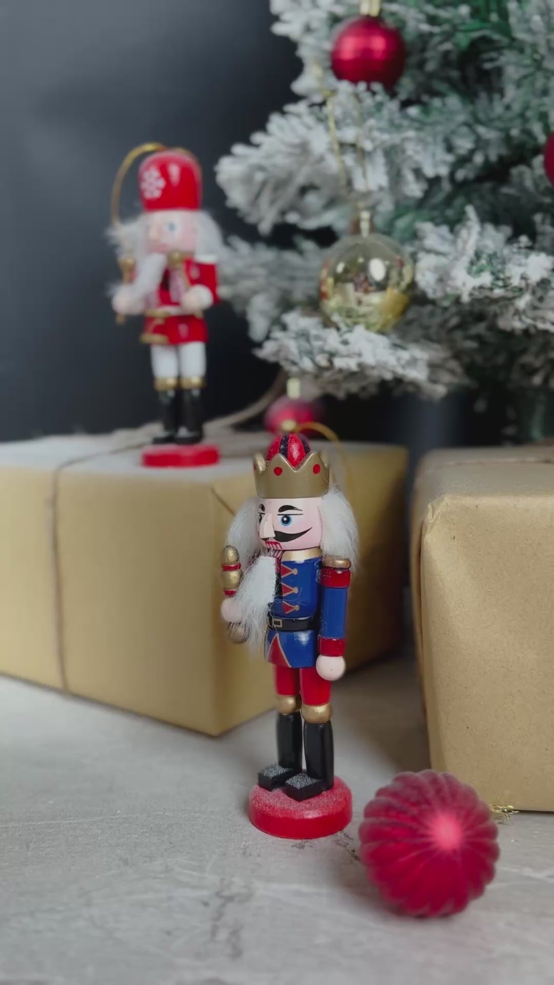 Bouquet of red roses in a white box with a bottle of champagne and Godiva chocolate bars in the background. Discover the best Christmas hamper in Jakarta & Surabaya. The Bottega Godiva Bloombox by Le Bliss Box blends luxury wine, chocolates & fresh blooms.