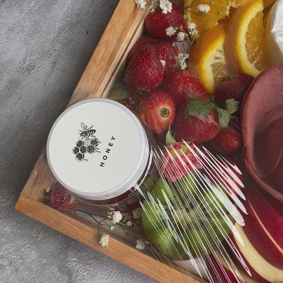 Charcuterie board and fruit cheese platter by Le Bliss, featuring fresh fruits,premium cheeses, and gourmet treats. Available for same-day delivery in Jakarta, Bintaro, and Jabodetabek.