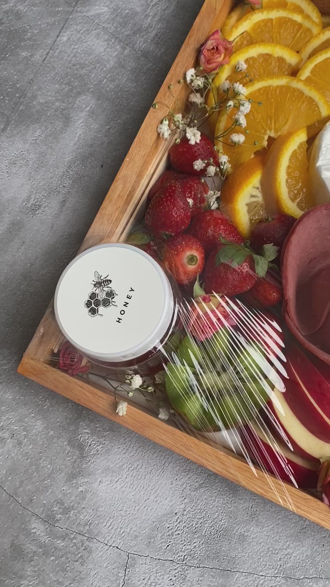 Charcuterie board and fruit cheese platter by Le Bliss, featuring fresh fruits,premium cheeses, and gourmet treats. Available for same-day delivery in Jakarta, Bintaro, and Jabodetabek.