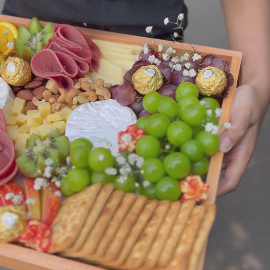 Charcuterie board and fruit cheese platter by Le Bliss, featuring fresh fruits,premium cheeses, and gourmet treats. Available for same-day delivery in Jakarta, Bintaro, and Jabodetabek.