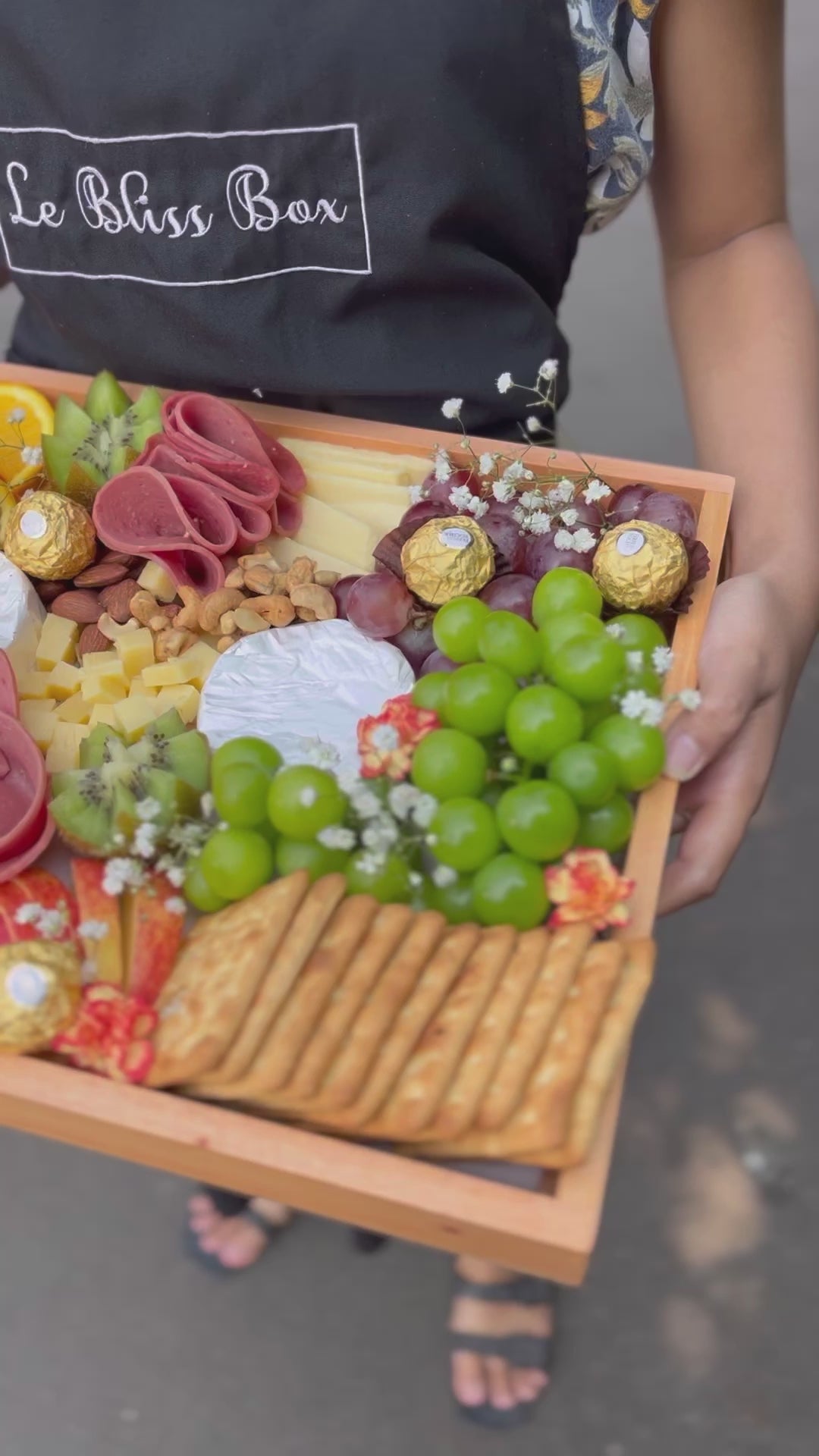 Charcuterie board and fruit cheese platter by Le Bliss, featuring fresh fruits,premium cheeses, and gourmet treats. Available for same-day delivery in Jakarta, Bintaro, and Jabodetabek.