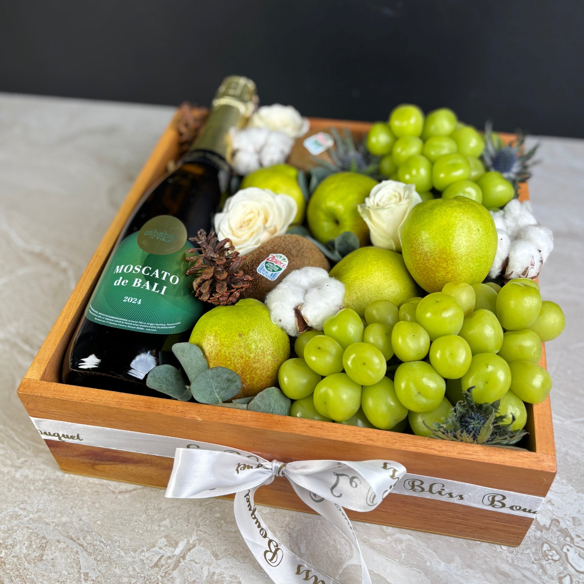 wine hamper jakarta with fresh fruits by le bliss box. wine hamper surabaya