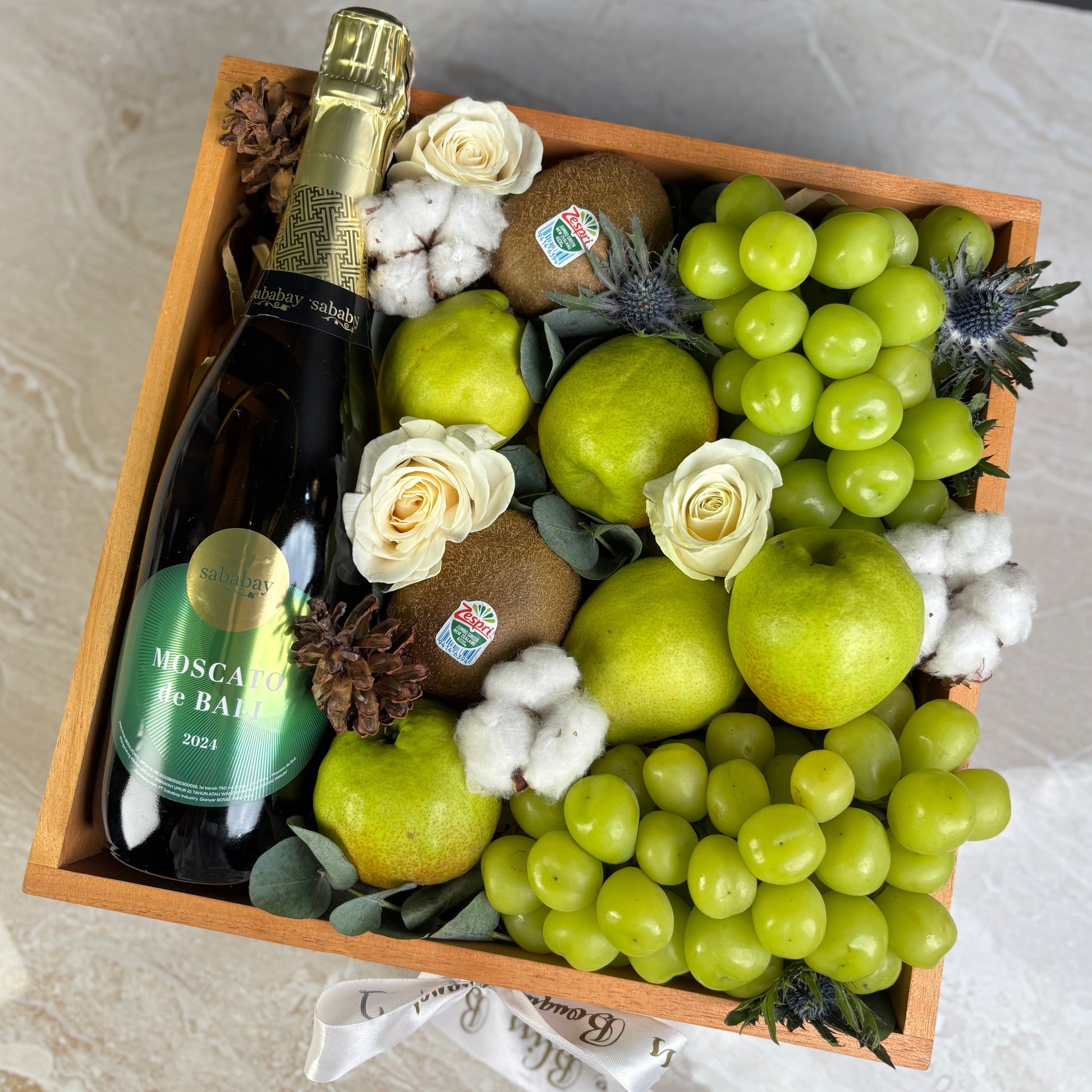 wine hamper jakarta with fresh fruits by le bliss box. wine hamper surabaya with pear and muscat and kiwi