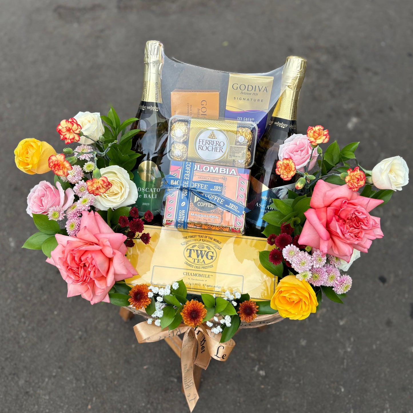 wine hamper with tea, coffee, chocolate by le bliss box. wine hamper jakarta, surabaya